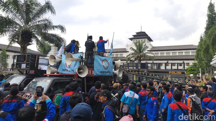 1767416753373-aksi-buruh-di-depan-gedung-sate-kota-bandung-senin-29122025-1766999133159_169
