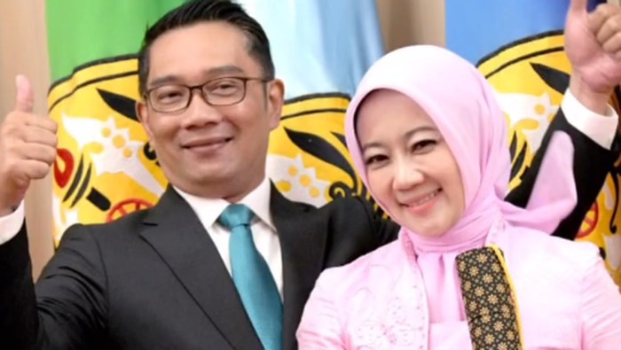 1767416754144-atalia-praratya-raih-gelar-doktor-2_169