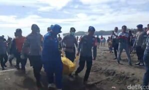 1767416756281-petugas-evakuasi-jenazah-penerjun-payung-yang-alami-kecelakaan-di-pangandaran-1767323924695_169