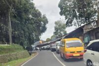 1767438460504-kepadatan-kendaraan-di-jalan-raya-tangkuban-parahu-1767434447927_169