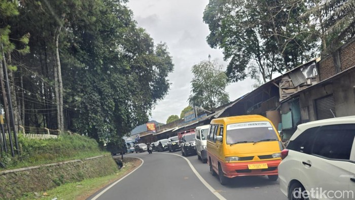 1767438460504-kepadatan-kendaraan-di-jalan-raya-tangkuban-parahu-1767434447927_169