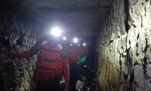 1767438467807-petugas-bpbd-menyisir-gorong-gorong-di-jalan-hz-mustofa-mencari-bocah-hilang-1767422889786_169