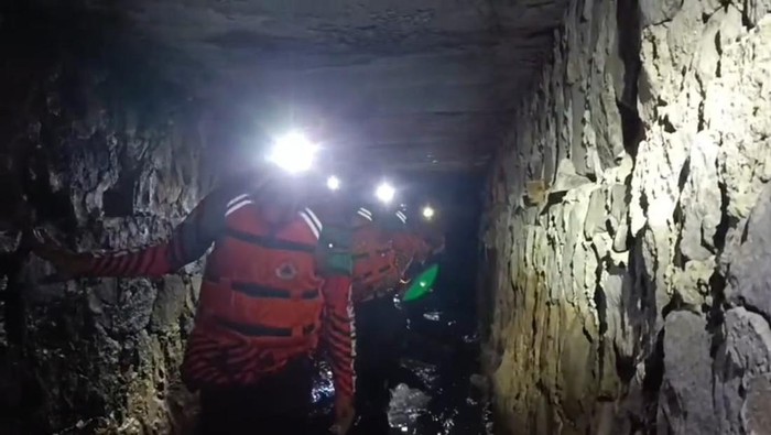 1767438467807-petugas-bpbd-menyisir-gorong-gorong-di-jalan-hz-mustofa-mencari-bocah-hilang-1767422889786_169