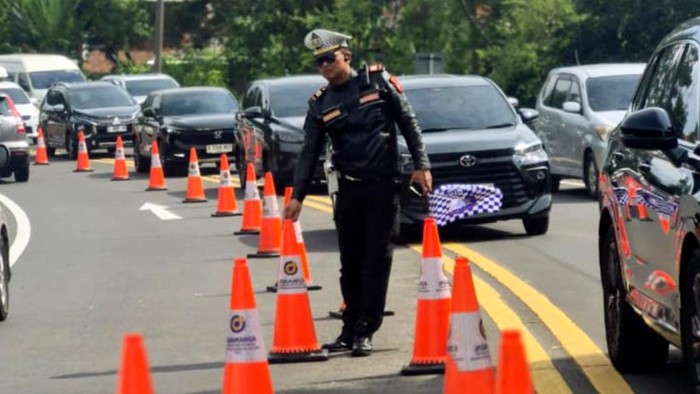 1767524720835-polisi-lakukan-rekayasa-lalu-lintas-1767519027034_169