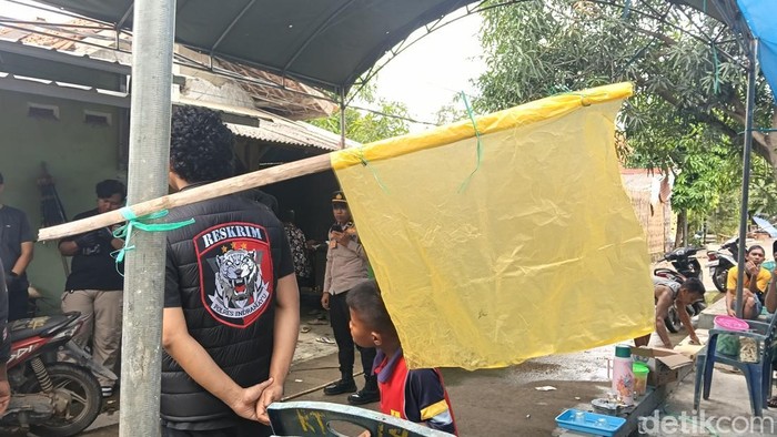 1767546283088-polisi-tampak-berada-di-rumah-duka-1767526038536_169
