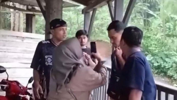 1767611155993-pria-garut-diintimidasi-keluarga-kades-gegara-kritik-jalan-rusak-1767599839049_169