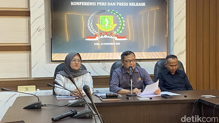 1767632716534-panitia-panja-wakaf-dana-abadi-saat-konferensi-pers-di-dprd-kota-sukabumi-1767603265339_169