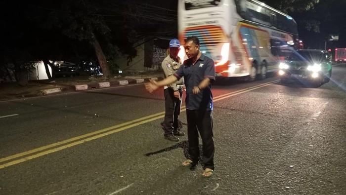 1767675915451-lokasi-tabrakan-motor-mahasiswa-dan-mobil-di-jalan-ah-nasution-bandung-1767666965517_169