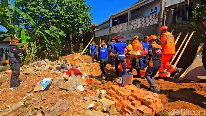 1767697523752-proses-evakuasi-buruh-bangunan-yang-terjepit-pondasi-di-palabuhanratu-1767687224733_169