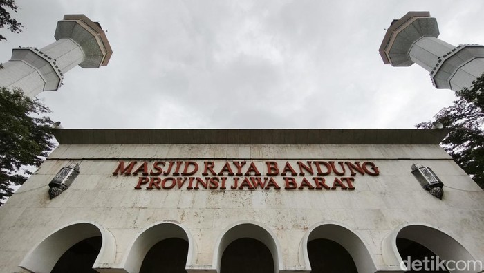 1767805517105-potret-terkini-masjid-raya-bandung-1741089523545_169