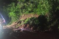 1767848710315-longsor-menutup-jalan-antar-kecamatan-di-kabupaten-ciamis-1767834563171_169