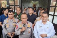 1767870319558-kapolda-jabar-irjen-rudi-setiawan-usai-memimpin-rapat-pengamanan-laga-persib-vs-persija-1767851698862_169