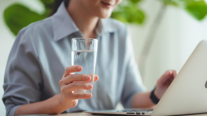 1767913486929-ilustrasi-minum-air-putih-1744883038437_169