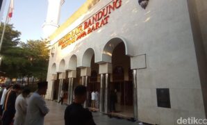 1767935116609-suasana-salat-iduladha-di-masjid-raya-bandung-2_169