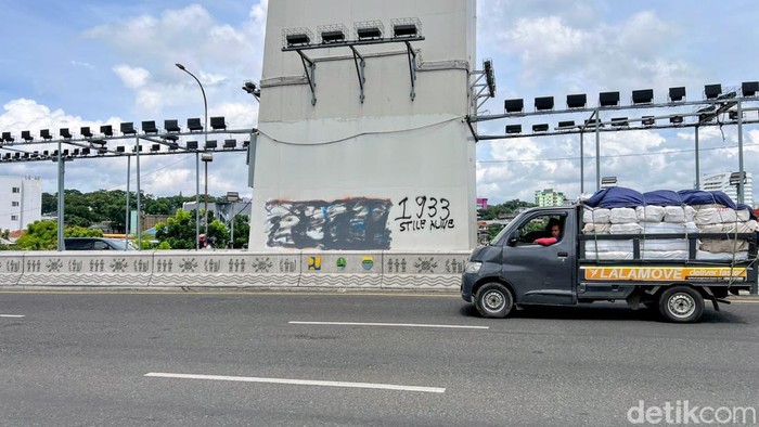 1767956727535-vandalisme-di-flyover-pasupati-1767938058305_169