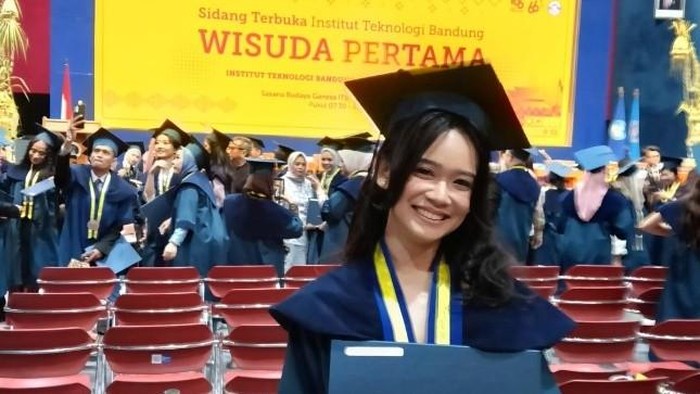 1767956740631-lea-saat-wisuda-oktober-2025-di-sabuga-itb-1767923135733_169