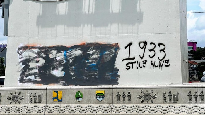 1768021507809-vandalisme-di-flyover-pasupati-jelang-persib-vs-persija-1767947332429_169