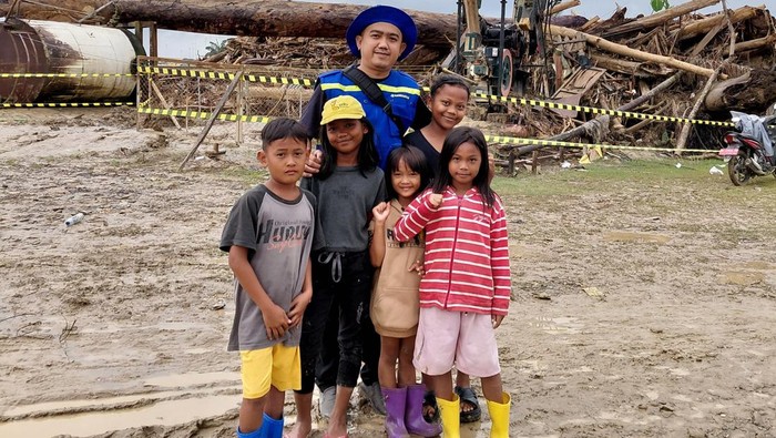 1768021509098-agus-nurjaman-tenaga-kesehatan-asal-kbb-berfoto-bersama-penyintas-bencana-di-kabupaten-aceh-tamiang-1767958595201_169