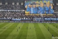 1768107893633-koreo-suporter-saat-persib-lawan-persis-di-stadion-gbla-1748086913929_169
