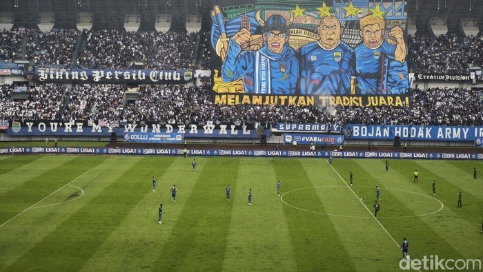1768107893633-koreo-suporter-saat-persib-lawan-persis-di-stadion-gbla-1748086913929_169