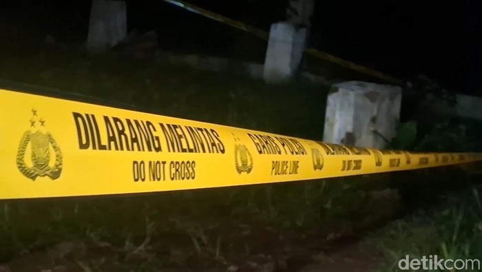 1768107900568-lokasi-penemuan-mayat-pria-penuh-luka-di-purwakarta-dipasangi-garis-polisi-1768095510721_169