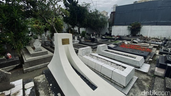 1768107904559-makam-hasan-sadikin-di-makam-para-bupati-bandung-1767937380971_169