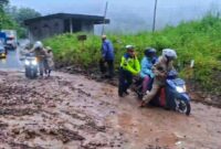 1768129512052-longsor-di-sukabumi-petugas-bantu-pengendara-yang-terjebak-1768115388830_169