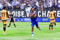 1768151111759-selebrasi-ice-cold-beckham-putra-usai-melesakkan-gol-ke-gawang-persija-1768137843761_169