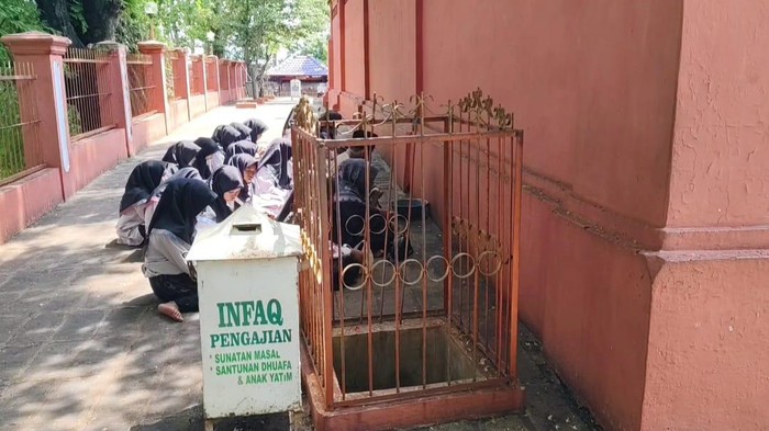 1768194320587-lubang-puser-bumi-yang-ada-di-kompleks-pemakaman-sunan-gunung-jati-1768034656199_169