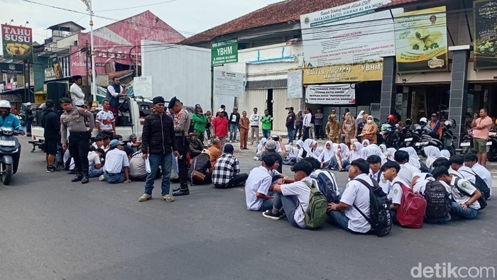 1768215915950-seratusan-siswa-sma-yayasan-baitul-hikmah-al-mamuni-ybhm-tarogong-kaler-garut-tidak-bisa-belajar-karena-sekolah-mereka-ditutup-1768212472525_169