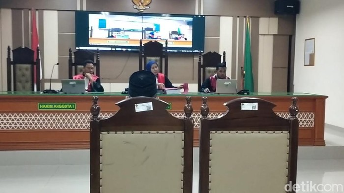 1768215916459-suasana-persidangan-kedua-terdakwa-alvian-maulana-sinaga-atas-pembunuhan-putri-apriyani-pengadilan-negeri-indramayu-senin-1212-1768212033912_169