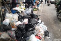 1768215927261-tumpukan-sampah-di-pasar-tubagus-ismail-kota-bandung-1768191492349_169
