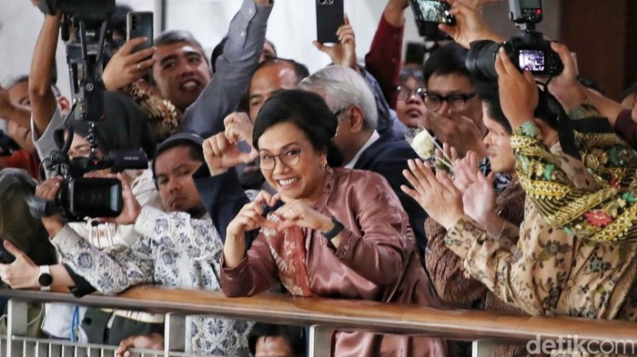 1768302317306-air-mata-warnai-perpisahan-sri-mulyani-dengan-jajaran-kementerian-keuangan-1757397462171_169