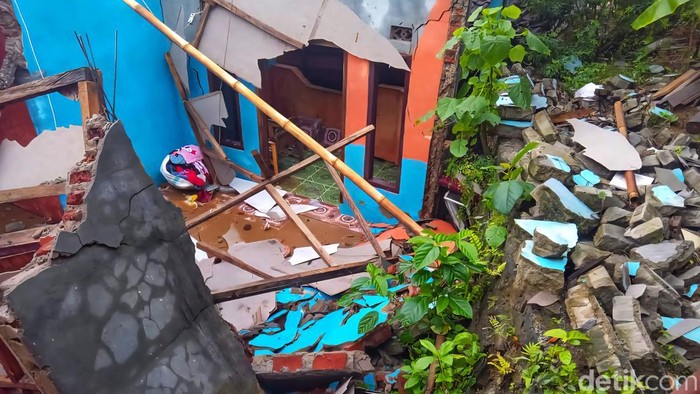 1768367121075-rumah-roboh-di-kampung-gempol-sukabumi-1766720158589_169