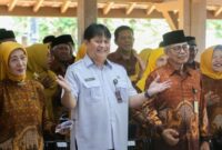 1768410322047-pemkot-bandung-menyerahkan-kartu-tanda-anggota-kta-pensiunan-nasional-atau-kta-co-branding-di-pendopo-kota-bandung-rabu-141202-1768387006254_169