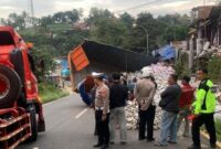 1768496721026-truk-muatan-botol-susu-terguling-di-nagreg-1768485069254_169