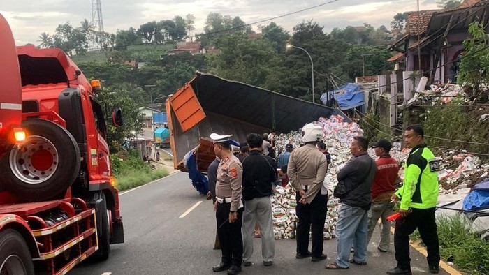 1768496721026-truk-muatan-botol-susu-terguling-di-nagreg-1768485069254_169