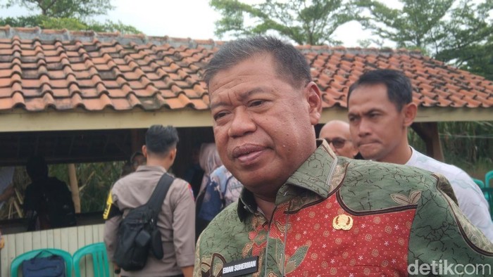 1769058314827-bupati-majalengka-eman-suherman-saat-meninjau-lokasi-untuk-pembangunan-sekolah-rakyat-1769052140748_169