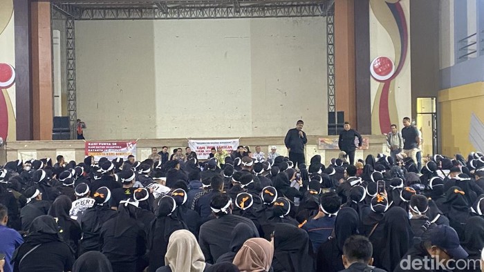 1769079912719-ribuan-guru-saat-dialog-dengan-pemkab-sukabumi-1769076354901_169