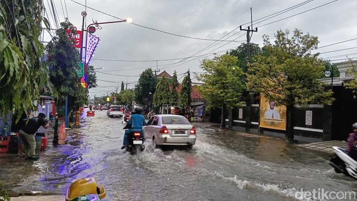 1769101503103-tampak-sejumlah-pengendara-nekad-menerobos-genangan-banjir-di-jalan-di-panjaitan-indramayu-kamis-2212026-sore-1769086315452_169