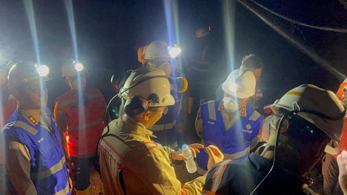 1769144704181-kapolda-jawa-barat-irjen-rudi-setiawan-mengecek-lokasi-tambang-emas-yang-menewaskan-11-orang-di-bogor-1769076437382_169