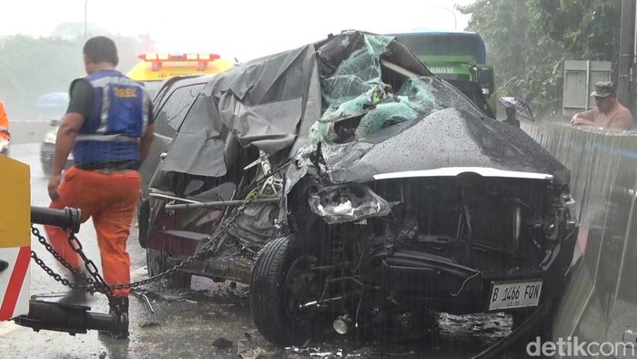 1769144708855-kondisi-kendaraan-yang-digunakan-pejabat-pemkab-bekasi-saat-kecelakaan-di-tol-cipularang-1769065606256_169