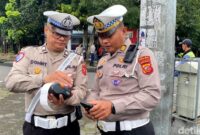 1769144716322-penilangan-menggunakan-ponsel-atau-etle-mobile-handheld-sudah-mulai-diberlakukan-di-jawa-barat-1769077789450_169