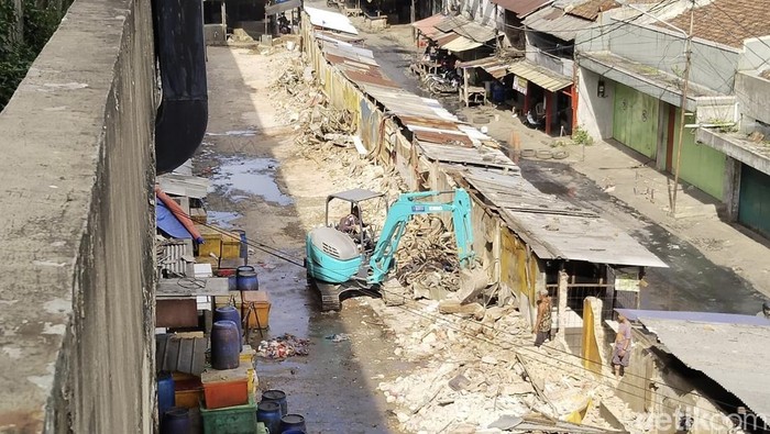 1769187946487-perumda-pasar-juara-membongkar-100-lapak-pedagang-kaki-lima-pkl-yang-berjualan-di-pasar-ciroyom-secara-ilegal-1769163679823_169