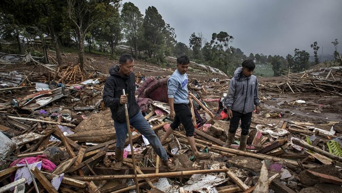 1769252726103-evakuasi-korban-bencana-tanah-longsor-di-cisarua-1769242240360_169