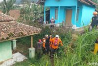 1769317503674-petugas-mengevakuasi-jasad-korban-longsor-di-cisarua-1769310470705_169