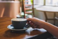 1769339102660-ilustrasi-minum-kopi-di-cafe-atau-kafe_169