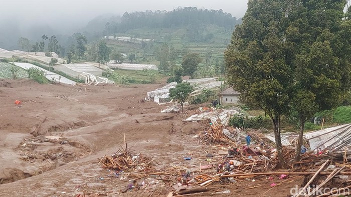 1769339109457-evakuasi-korban-longsor-di-cisarua-kabupaten-bandung-barat-1769245016588_169