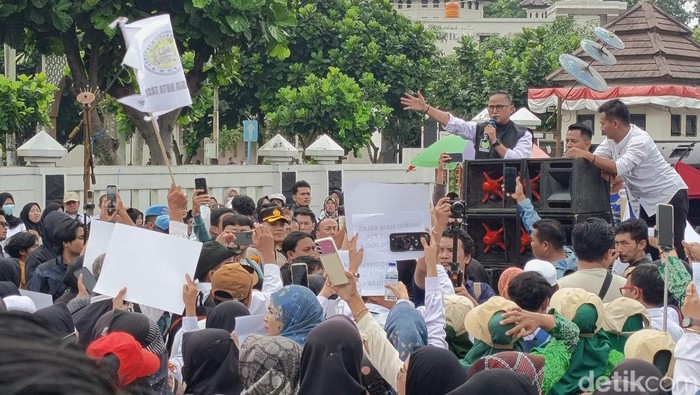 1769425521351-aksi-demonstrasi-guru-madrasah-dan-sekolah-swasta-di-balaikota-tasikmalaya-1769420134327_169