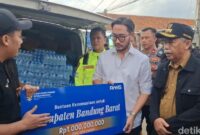 1769447133610-bupati-bandung-barat-terima-donasi-dari-raffi-ahmad-untuk-korban-longsor-kbb-1769428270432_169
